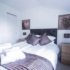 Woodlands Luxury 4 Bedroom Townhouse Cults Apartment